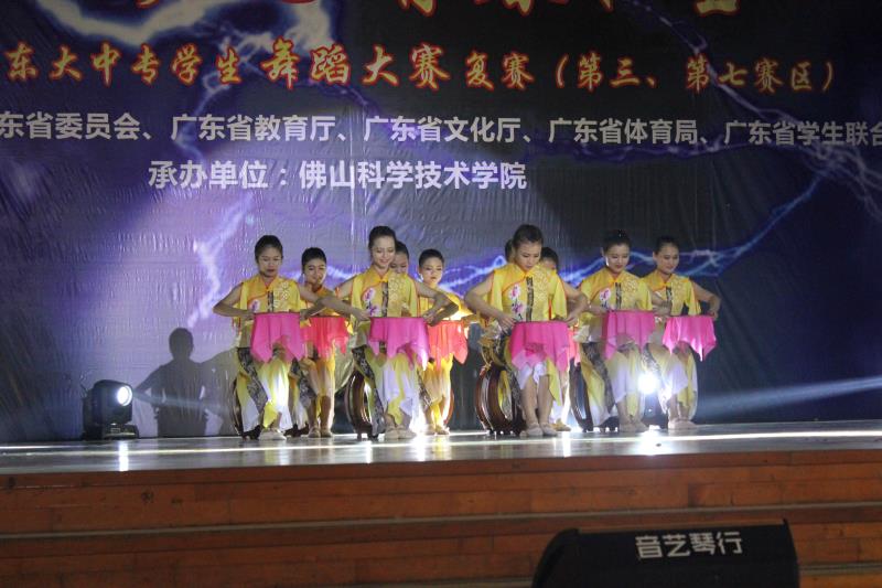 群舞《绣》