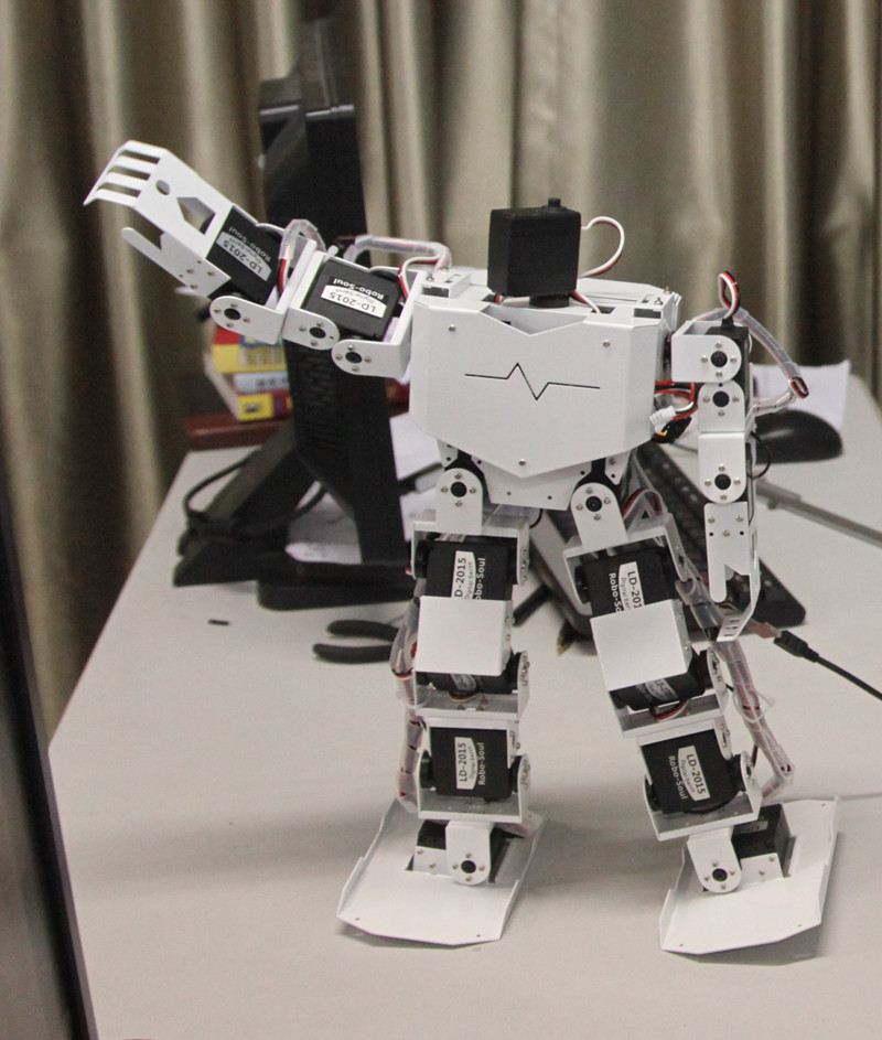 跟随着歌曲《左手右手》跳舞的机器人