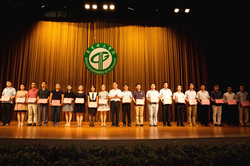 李琳校长向优秀教师颁奖