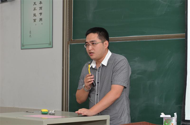 邓维伟老师在上课