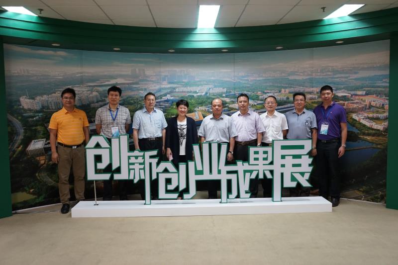 领导参观创新创业展览