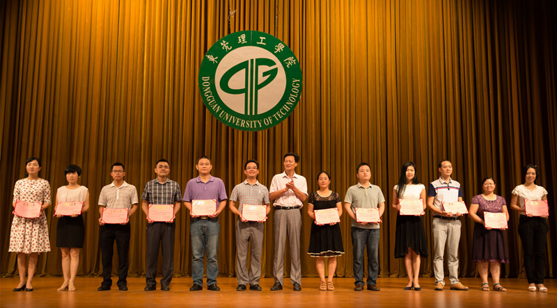 戴炳源副校长向优秀教育工作者颁奖