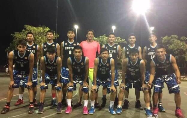 东莞理工学院篮球队合影