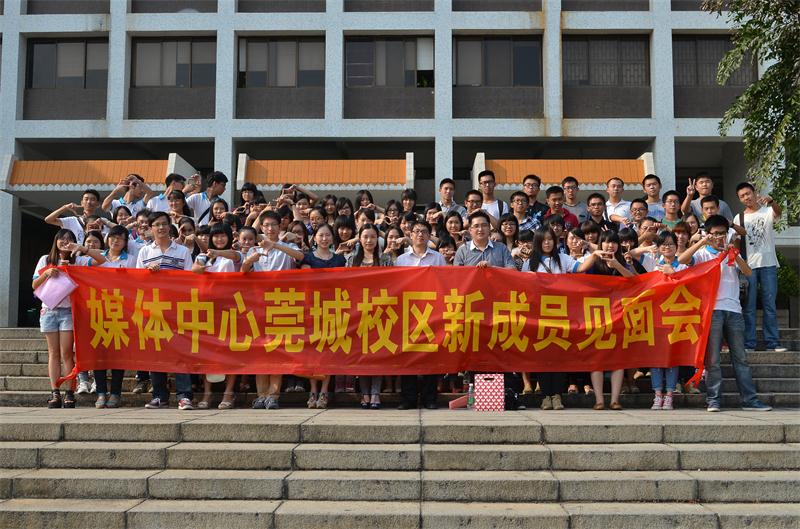 邓维伟老师与学生在一起