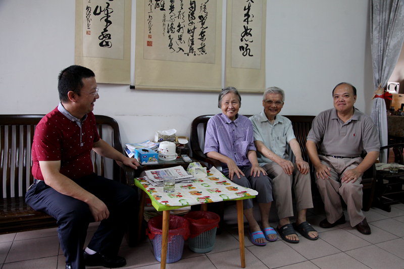 吕琦元看望退休老教师