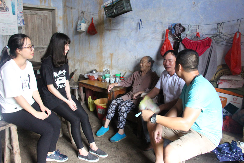 与老人们聊天-800