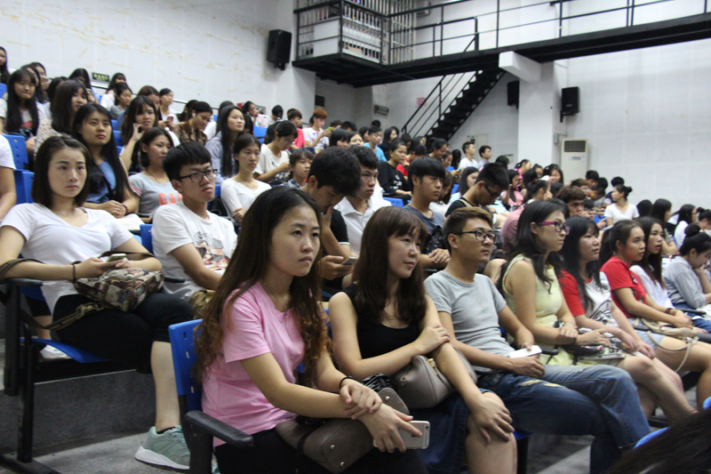 音乐专业的同学们正在认真聆听-800