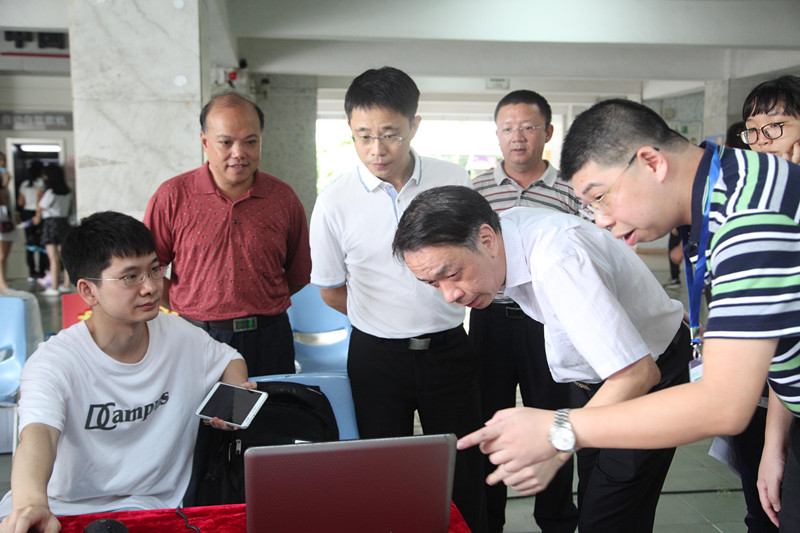 校领导一行检查指导迎新工作