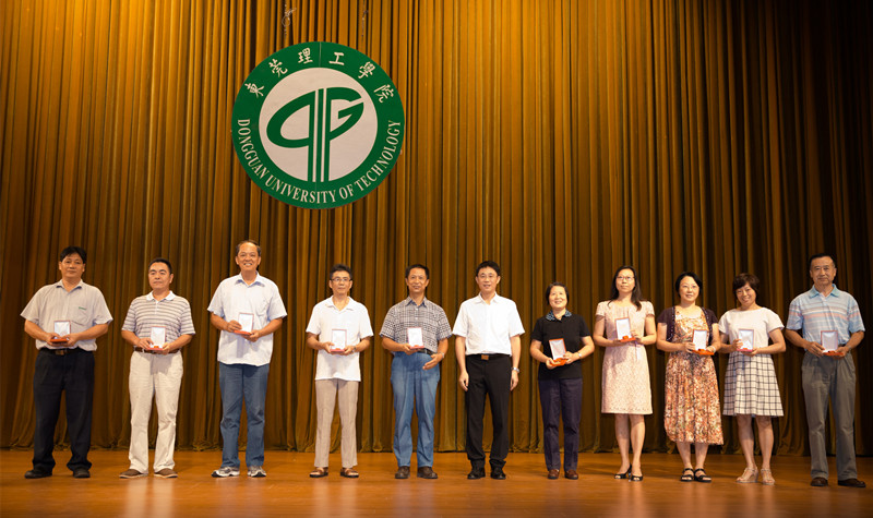 成洪波书记向教龄满20年的教职工颁发纪念章表谢意