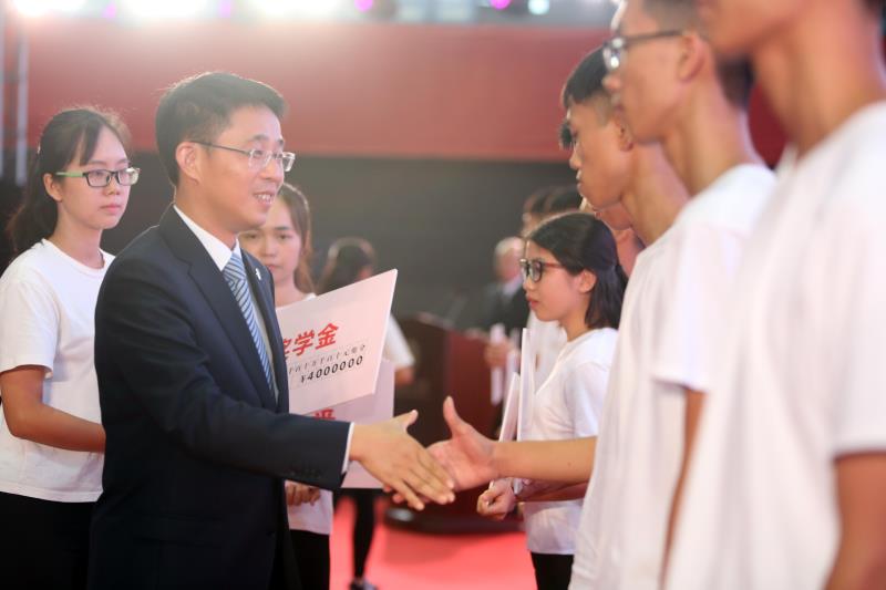 成洪波书记颁发奖学金