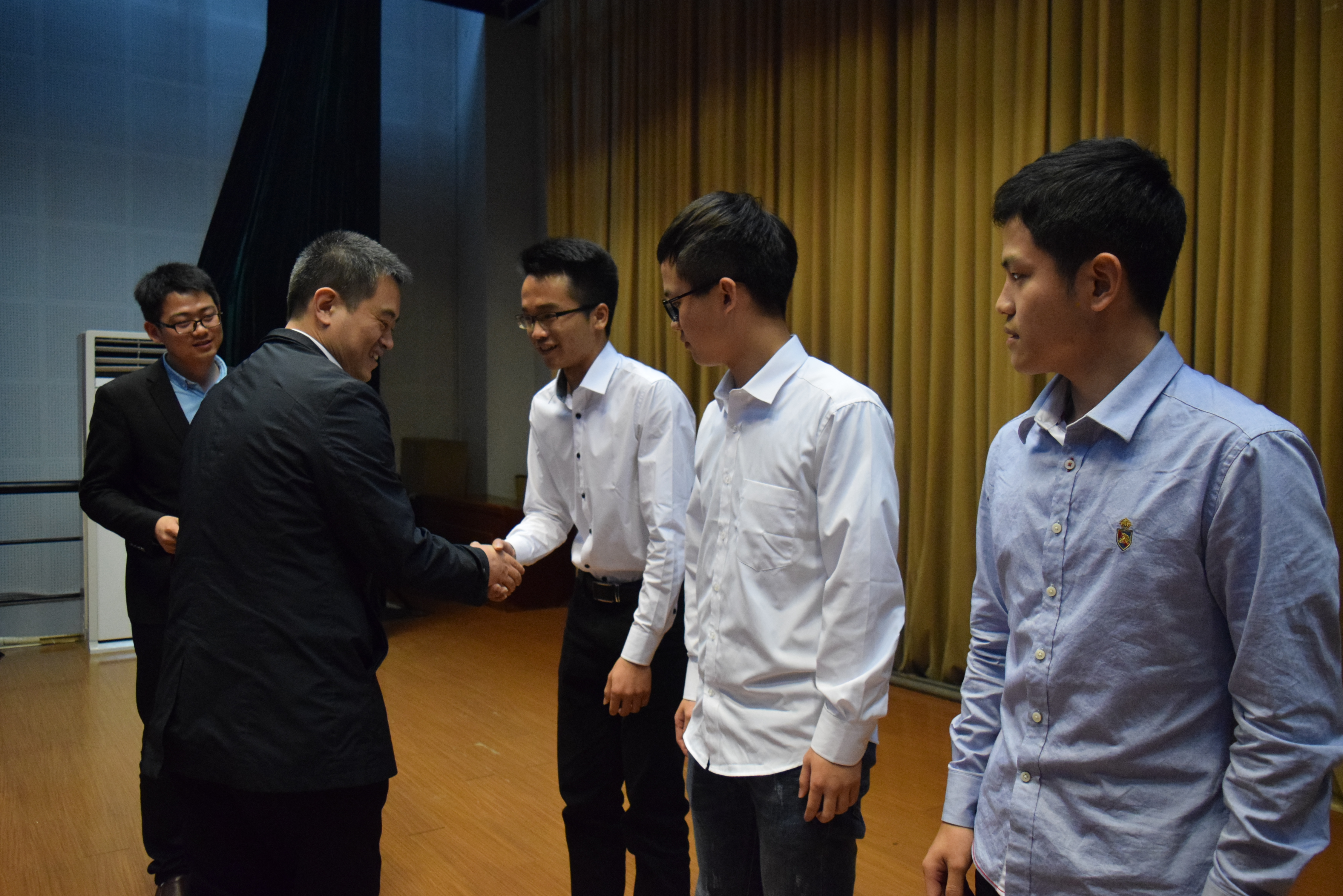 徐永钊院长为一等奖获奖团队颁奖