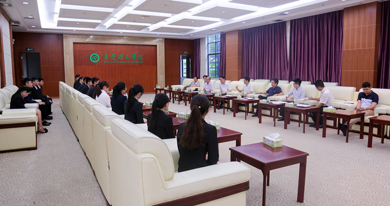 省市学校领导与学生代表交流_副本