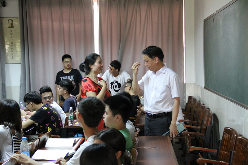 李琳校长与沈亚萍老师交流课堂教学