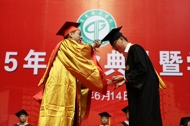 李琳校长拨穗