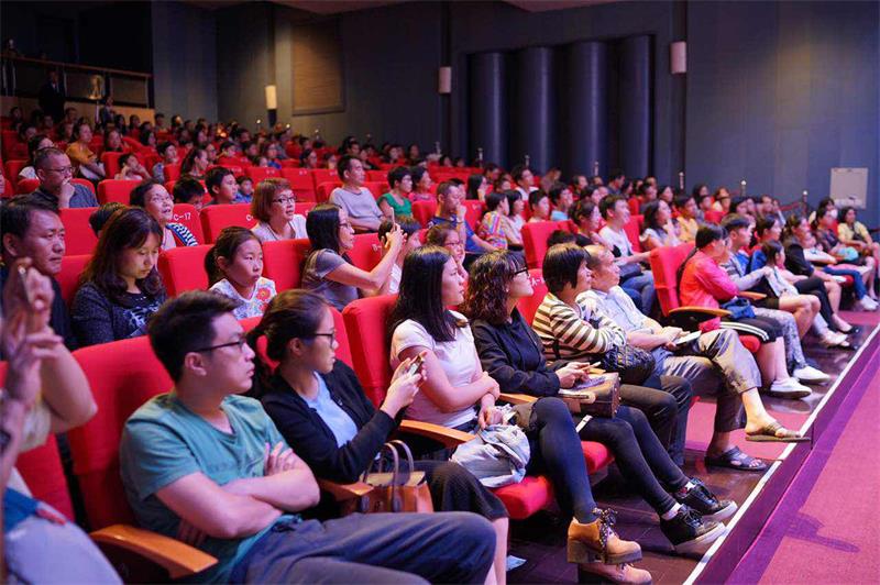 现场观众在认真欣赏音乐会