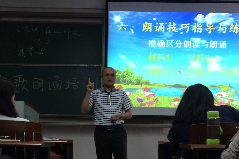 梁兴源副教授正在给学生培训-800